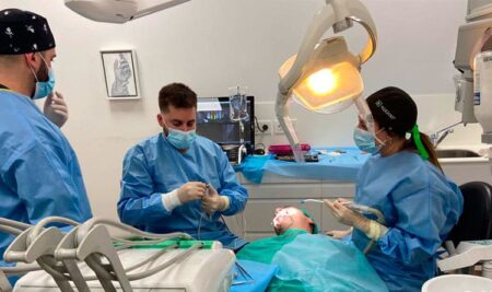Beneficios de realizar un Postgrado en Implantología Oral: Cirugía y Prótesis